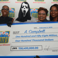 Giamaica: vince un milione di dollari e va a ritirare il premio in maschera di Scream.