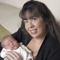 Fecondazione assistita dopo vincita alla Lotteria: Rebecca Brown, ex malata di cancro, diventa mamma.