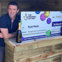 Ryan Hoyle, falegname 38 anni britannico, vince 58 milioni di sterline a EuroMilions dopo crisi di lavoro per Coronavirus.