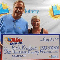 Rick Knudsen con moglie e la vincita con cui ha partecipato a 'Ho vinto casa alla lotteria'.