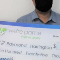 Raymond Harrington, l'uomo che ha giocato 25 biglietti identici alla Virginia Lottery, vincendo in totale 125.000 dollari.