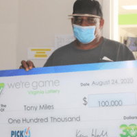 Tony Miles, l'uomo che ha giocato 20 biglietti identici alla Virginia Lottery, vincendo 100.000 dollari.
