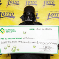 W. Brown, travestito da Darth Vader di Star Wars, ritira la vincita da 95M dollari alla lotteria giamaicana Supreme Ventures.
