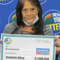 New York: due donne, residenti a pochi chilometri di distanza, neomilionarie alla lotteria gratta e vinci.