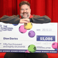 Dion Davies, l'attore 47enne del Galles che ha realizzato una vincita 'casuale' alla lotteria EuroMillions.